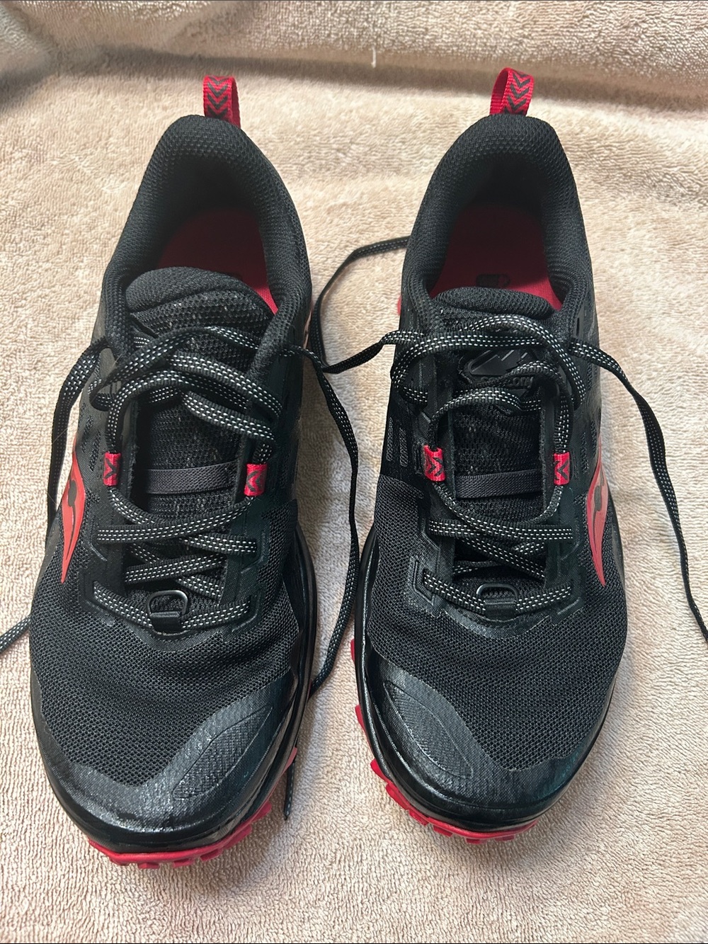 Women’s Saucony Black and Red Athletic Sneakers 8 1/2